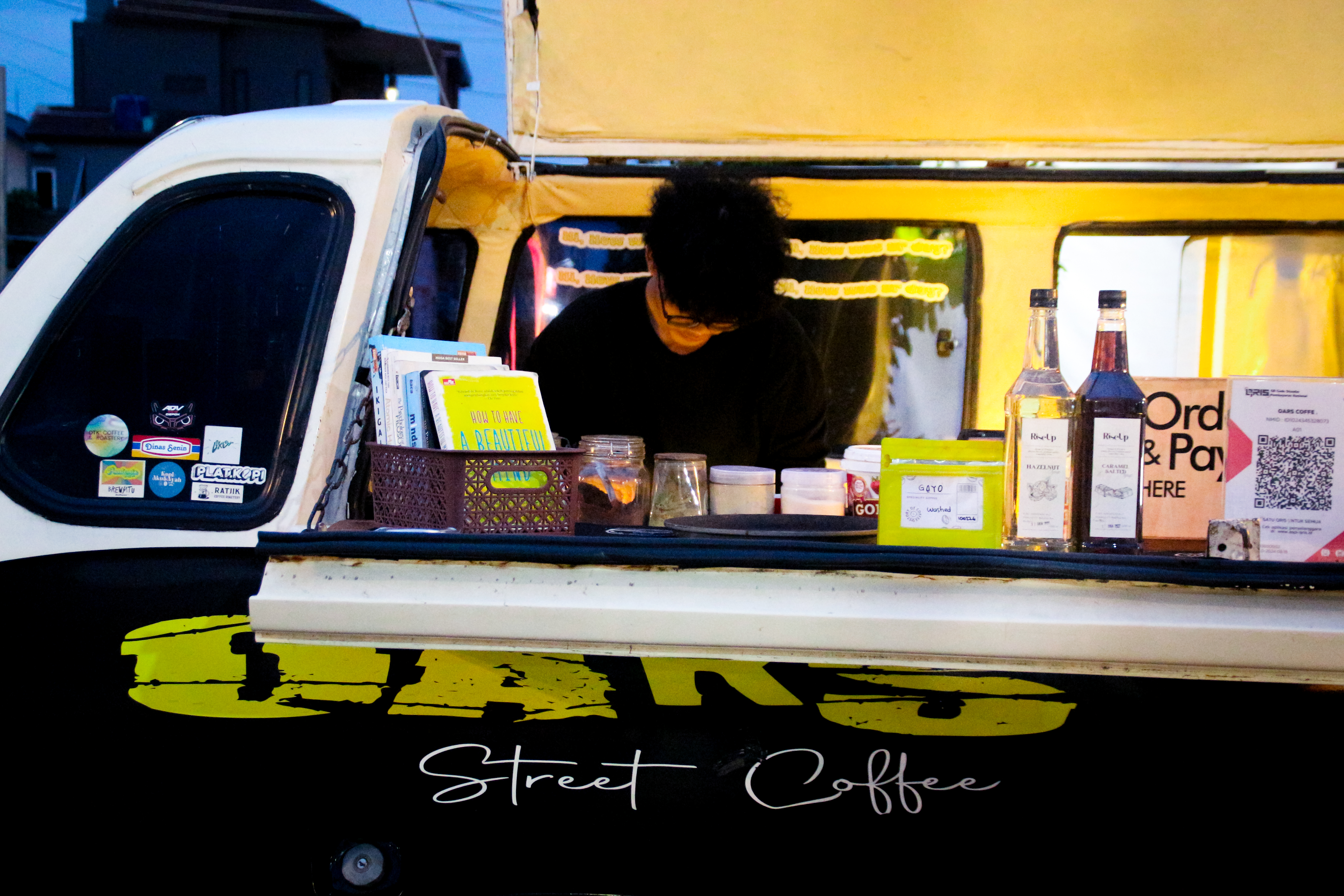 Barista Oars Coffee menyeduh kopi di van