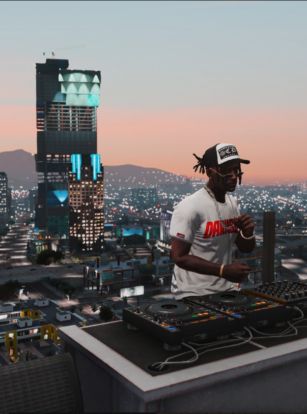 DJ pinchando en una azotea con vistas a la ciudad